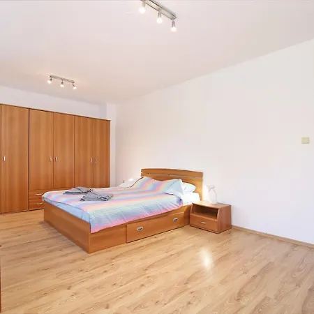 Spacious, Cosy & Bright 2 Bedroom, Central Apartman