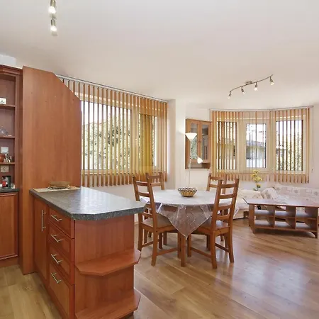 Spacious, Cosy & Bright 2 Bedroom, Central Apartman Várna