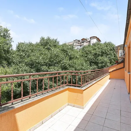 Spacious, Cosy & Bright 2 Bedroom, Central Apartman Várna