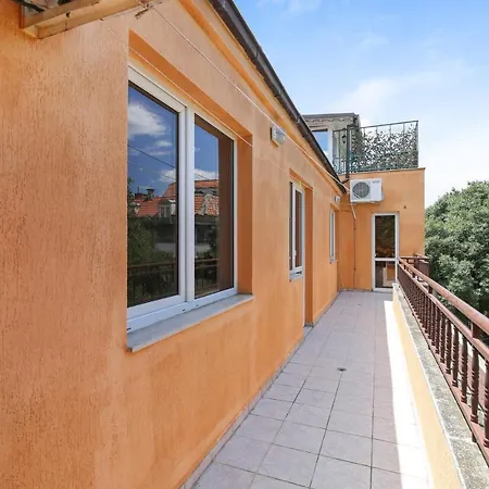 Apartman Spacious, Cosy & Bright 2 Bedroom, Central